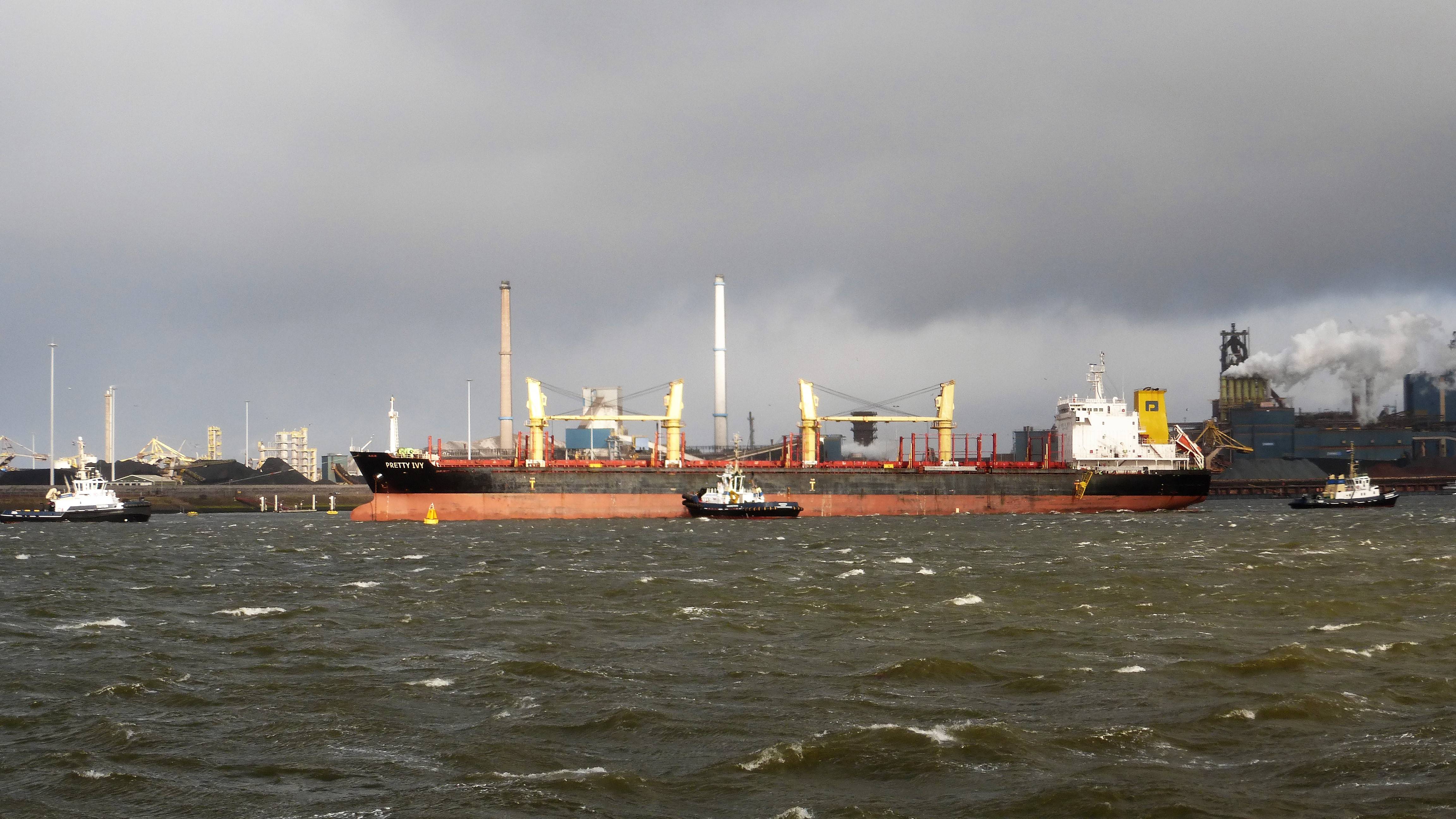 Bulkcarrier PRETTY IVY Losgeslagen In IJmuiden 